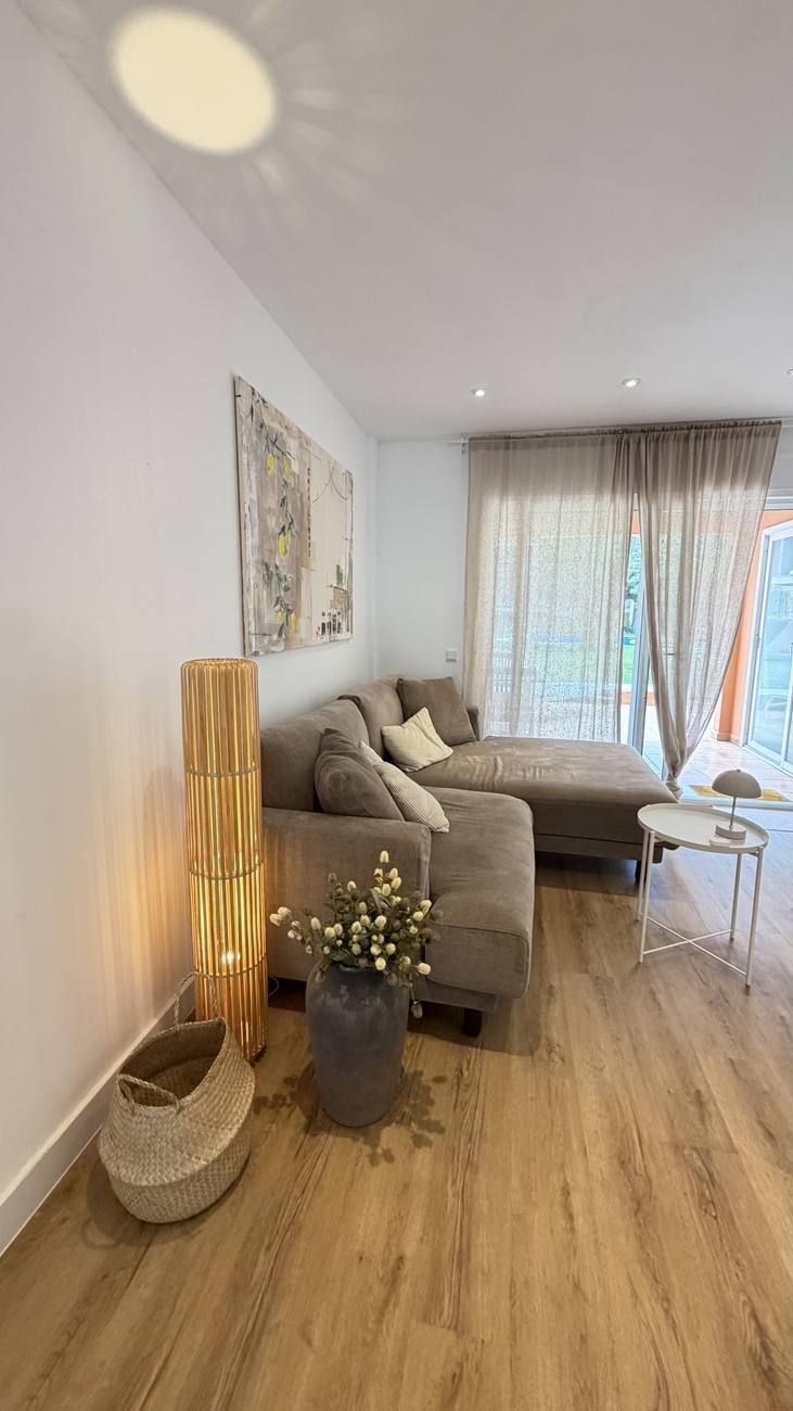 Gemütliche Sofaecke mit Blick zur Terrasse