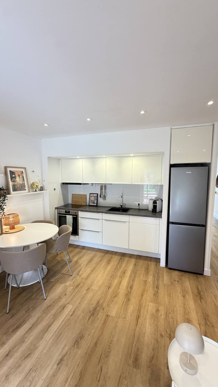 Offene Küche mit Backofen und Kühlschrank