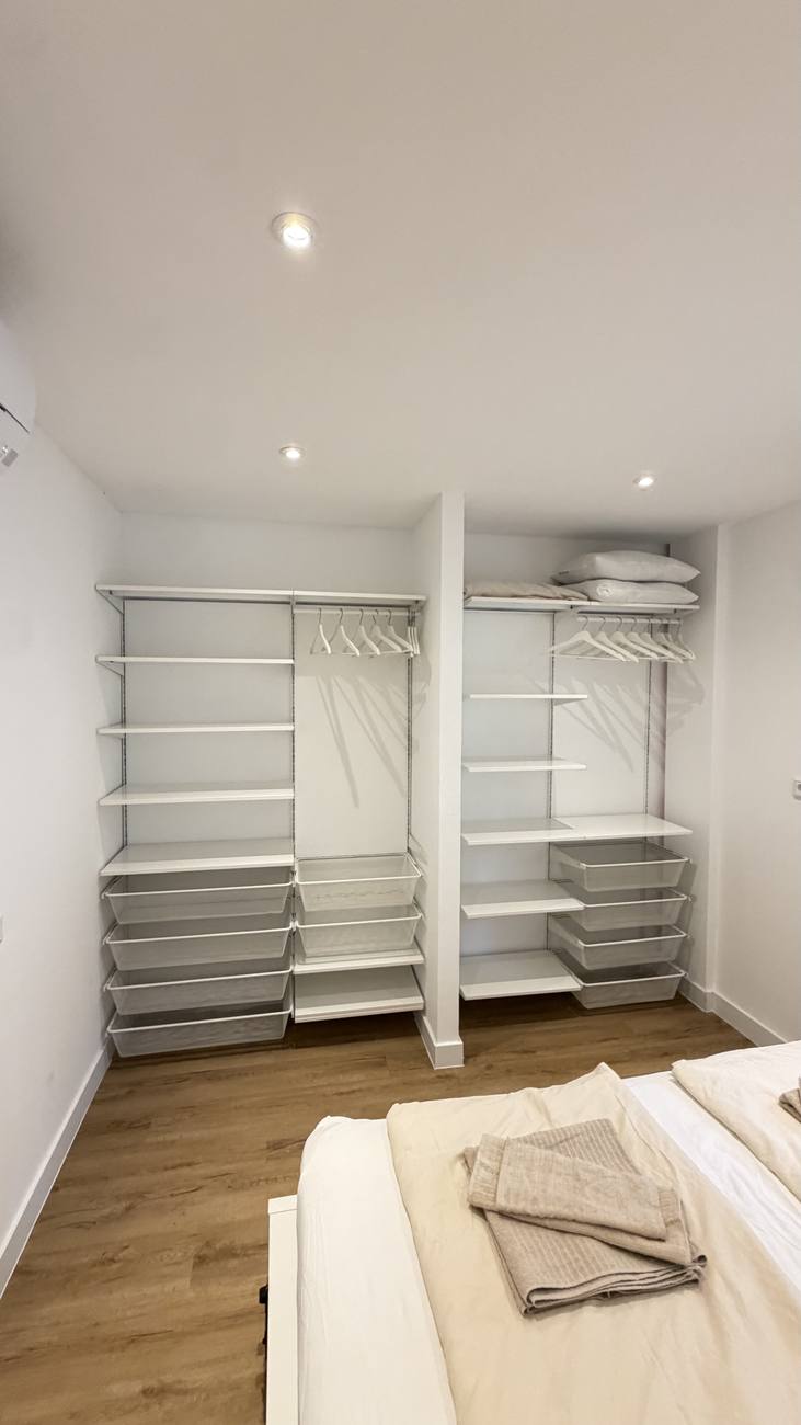 Offener Kleiderschrank im Schlafzimmer