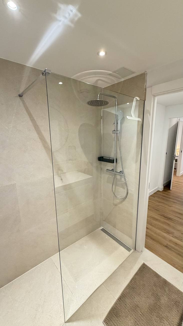 Regendusche mit Glaswand