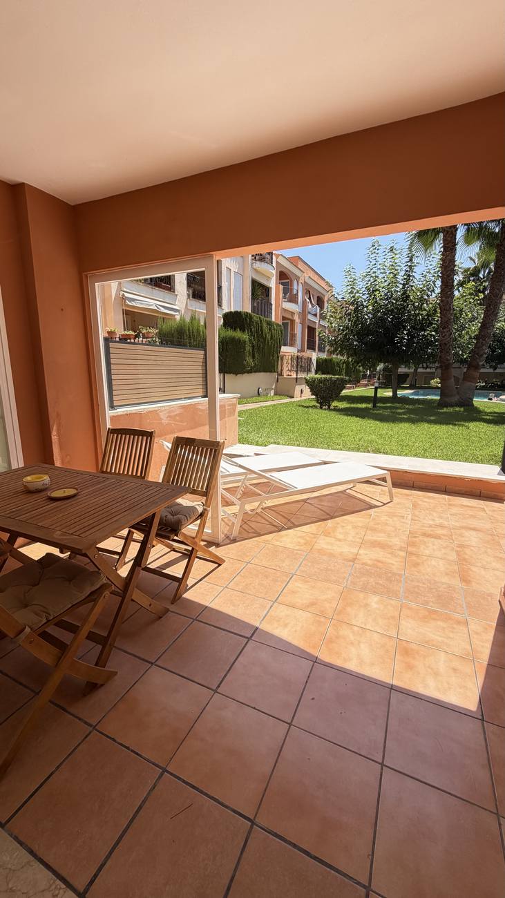 Überdachte Terrasse mit Sitzgruppe