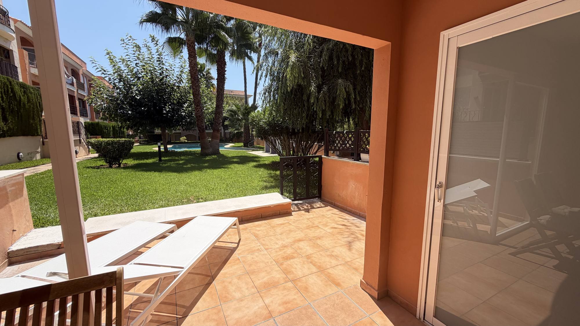 Terrasse mit Sonnenliegen und Blick in den Garten